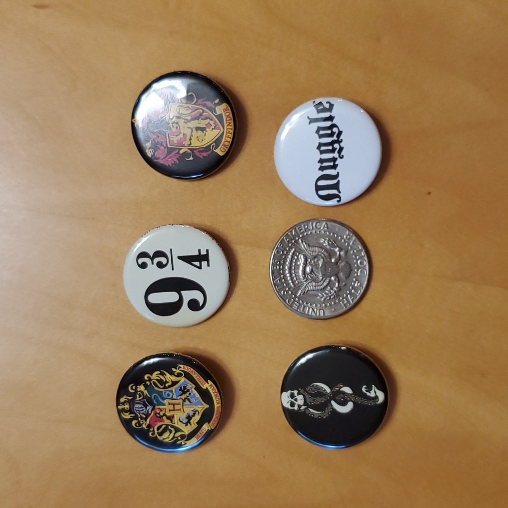 HARRY POTTER pins, set of 5, HALF DOLLAR size collectible lanyard pins πππβ€οΈ - Picture 2 of 5